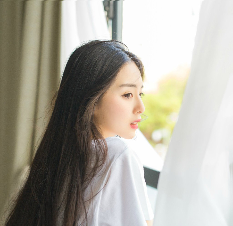 爱是亘古长明的灯塔，它定晴望着风暴却兀不为动，爱就是充实了的生命，正如盛满了酒的酒杯。